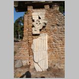 0114 ostia - regio ii - porta romana - marmordekoration an der nordseite - detail.jpg